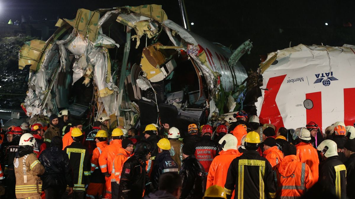 Nehoda letadla na letišti v Istanbulu si vyžádala 3 mrtvé a 179 zraněných